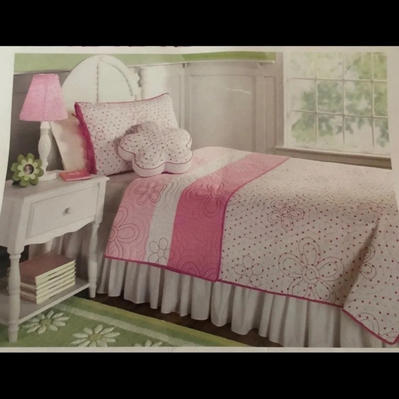 Other - Girls Queen/full  Reversible Quilt, Shams and matching pillows soft pink&white.
